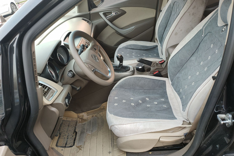 别克 英朗 2013款 GT 1.6L 手动进取版中控内饰19