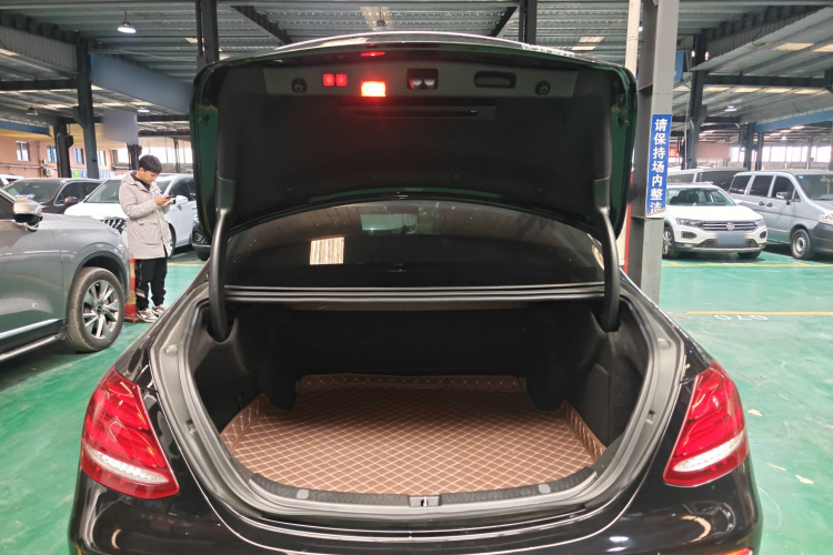 奔驰E级 2020款 改款 E 300 L 运动时尚型局部细节23