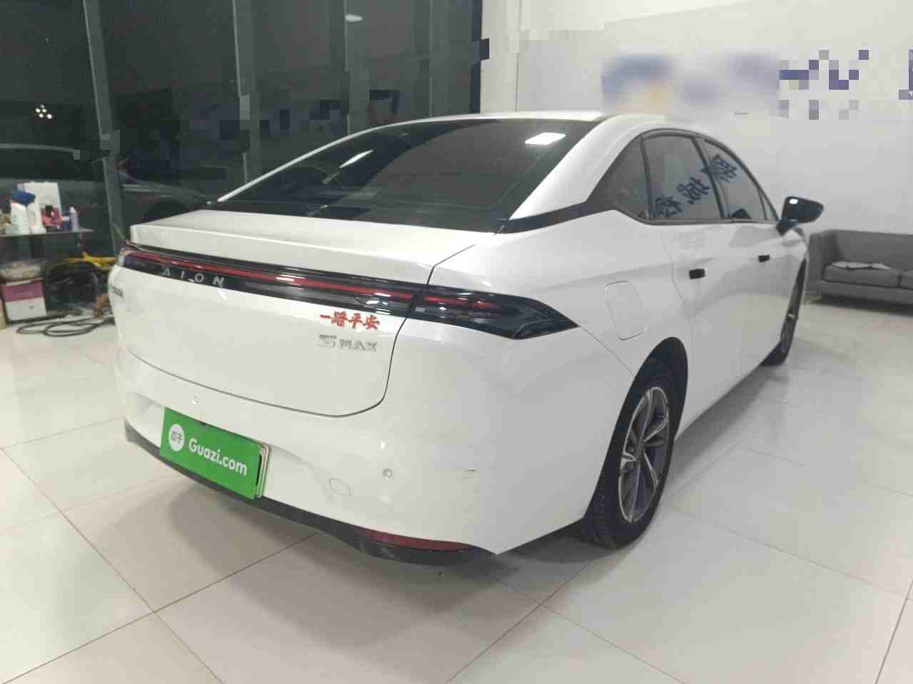 车辆右后45度外观展示