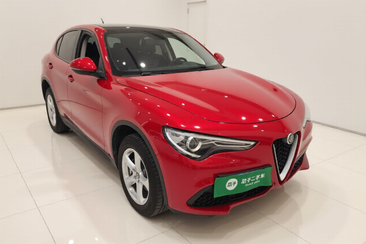 阿尔法·罗密欧 Stelvio斯坦维 2017款 2.0T 200HP 精英版车身外观3