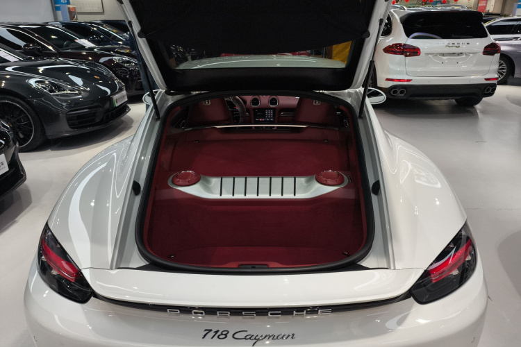 保时捷718 2022款 Cayman 2.0T机舱底盘23