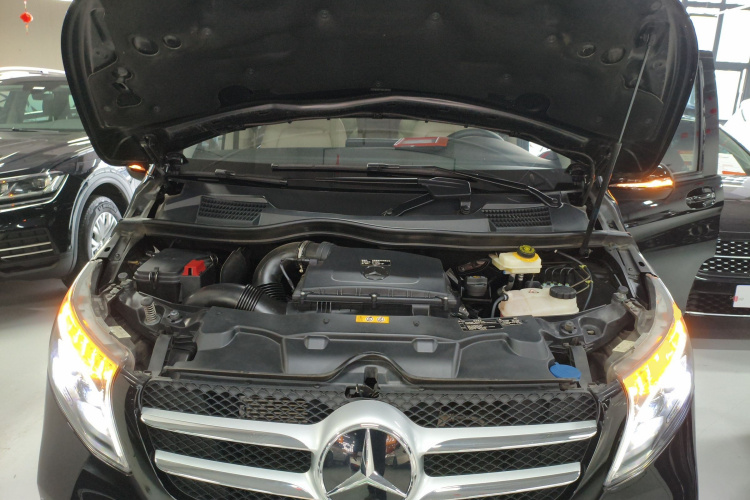 奔驰V级 2022款 V 260 领航版机舱底盘24