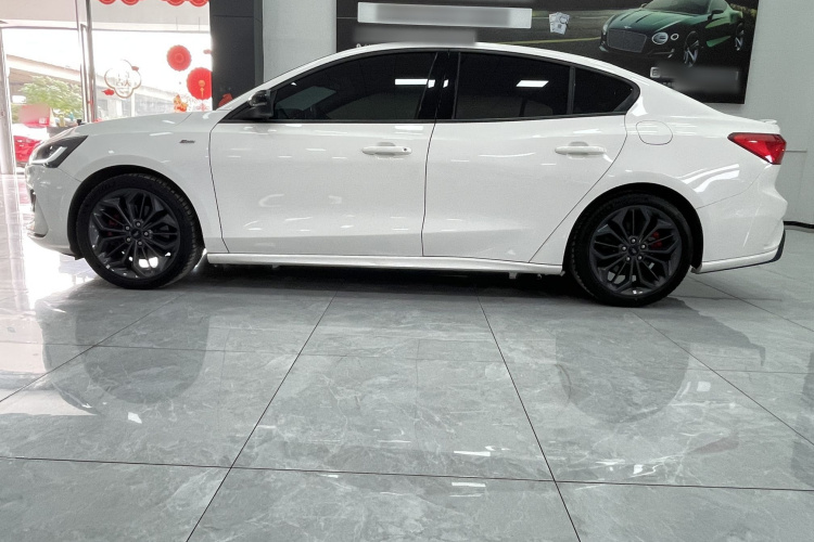 福特 福克斯 2022款 三厢 EcoBoost 180 自动ST Line车身外观6008