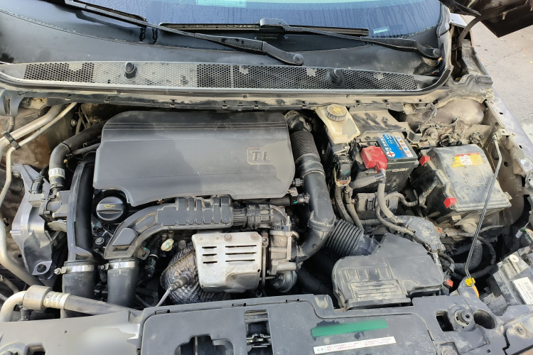 标致408 2015款 1.2T 自动豪华版机舱底盘24