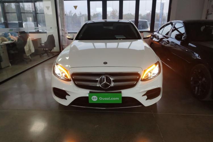 奔驰E级 2016款 E 300 L 运动豪华型车身外观2