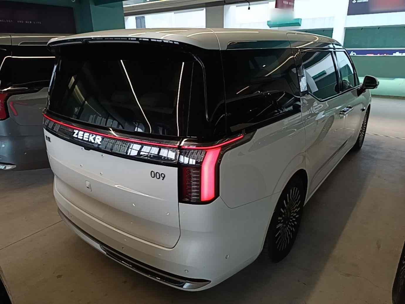 极氪009 2024款 七座过道版四驱 108kWh(5)