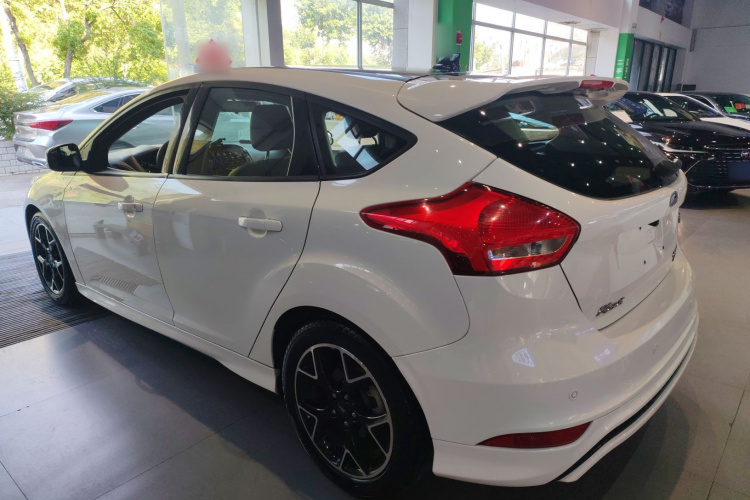 福特 福克斯 2017款 1.5T CTCC 白黑限量版车身外观4