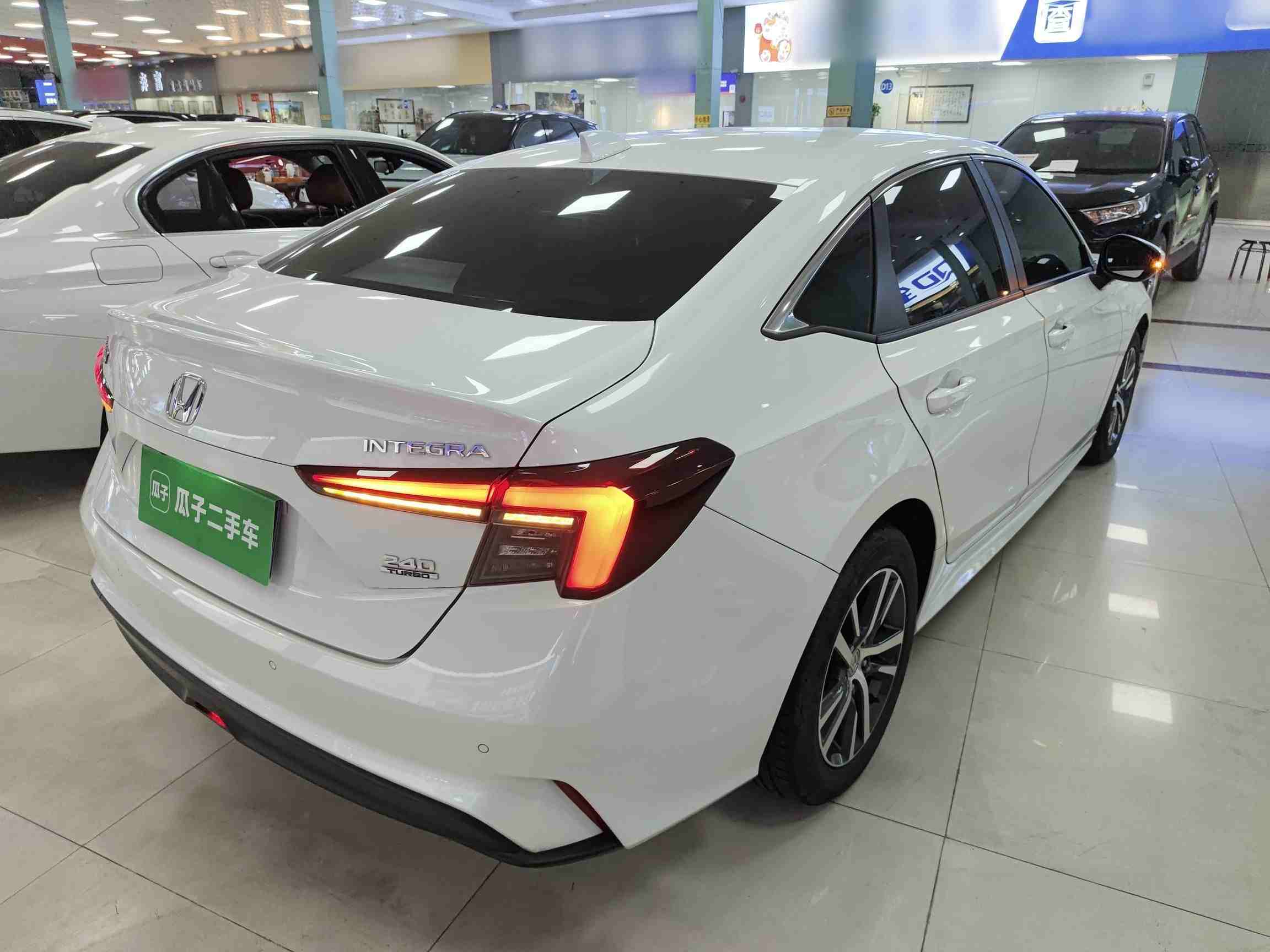 车辆右后45度外观展示