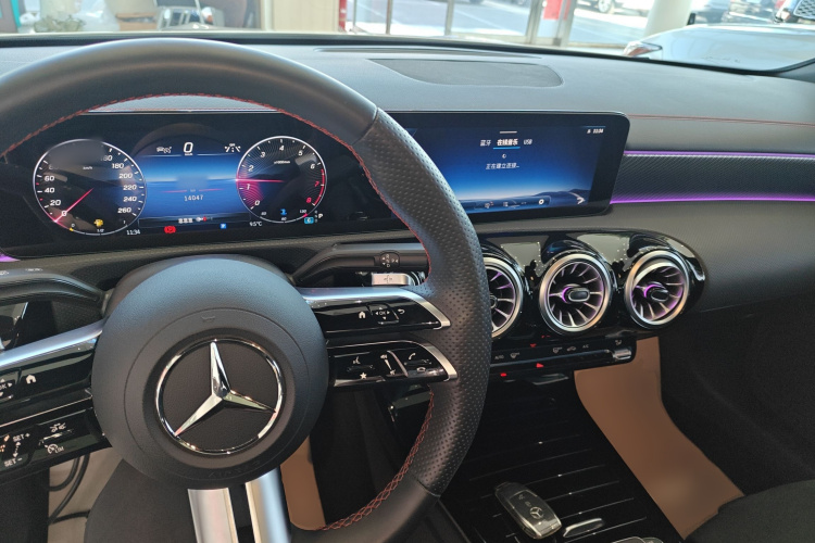 奔驰A级 2023款 A 200 L 时尚型中控内饰12