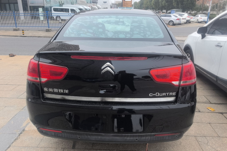 雪铁龙 世嘉 2013款 三厢 1.6L 手动品尚型车身外观6