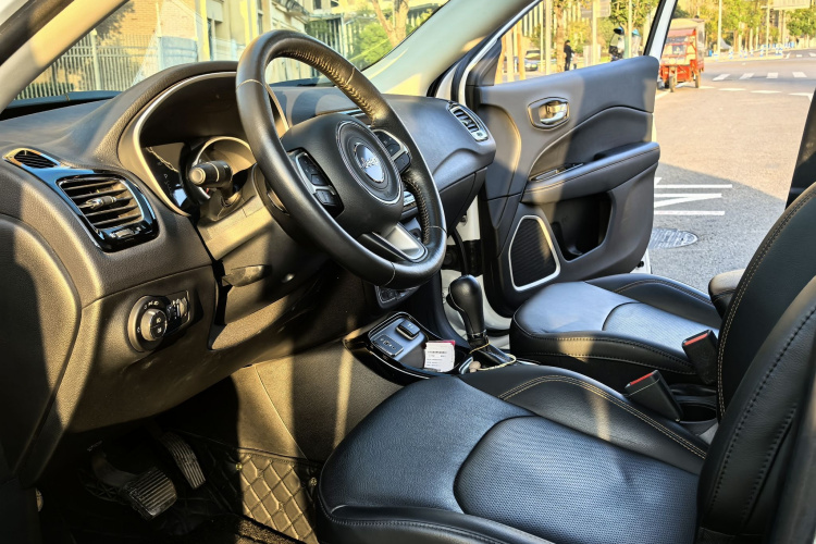 Jeep 指南者 2020款 220T 自动精英版中控内饰7004