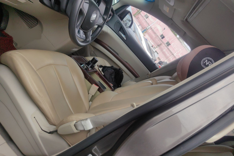 别克GL8 2015款 2.4L 豪华商务尊享版局部细节19