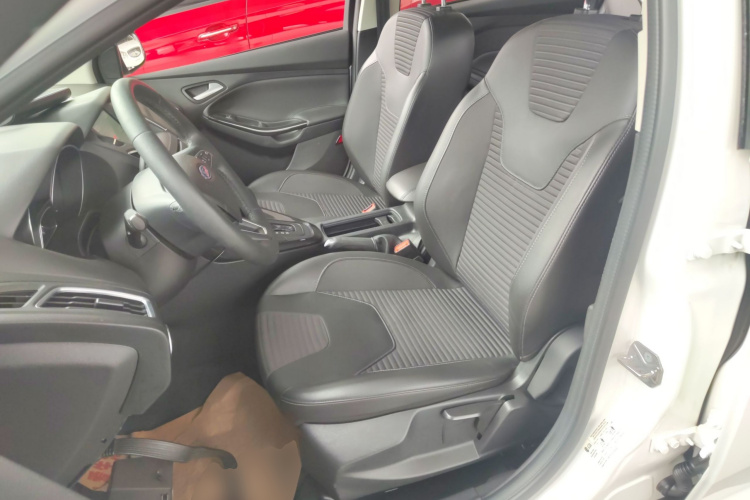 福特 福克斯 2018款 两厢经典 EcoBoost 180 自动精英型局部细节19