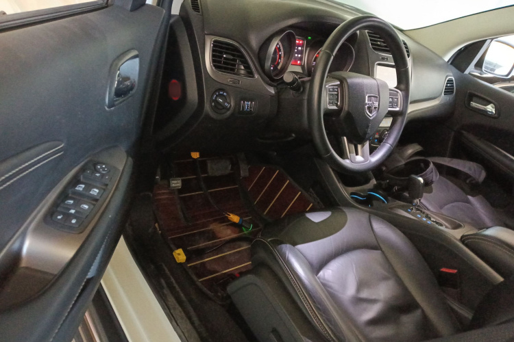 道奇 酷威 2016款 2.4L 两驱旅行版中控内饰20