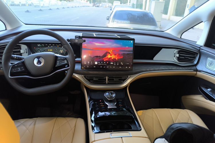 腾势D9 2024款 DM-i 980 四驱尊贵型中控内饰12