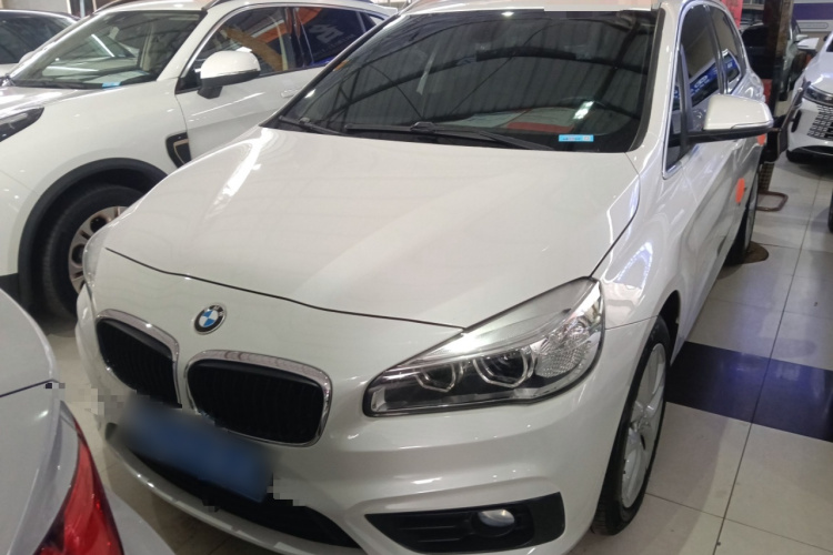 宝马2系旅行车 2016款 220i 领先型车身外观1