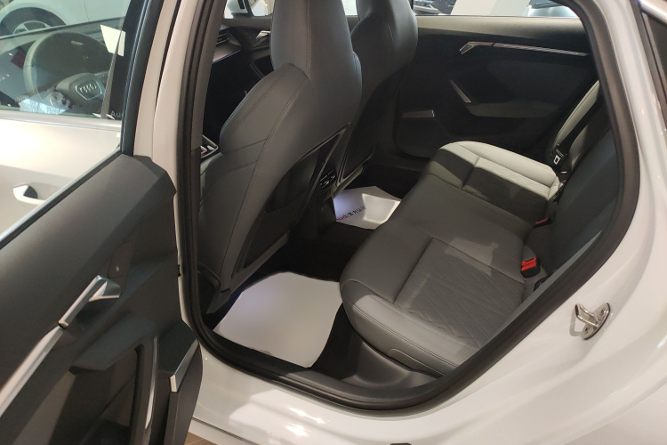 奥迪A3 2025款 A3L Limousine 35TFSI 飞驰尊享型中控内饰7004