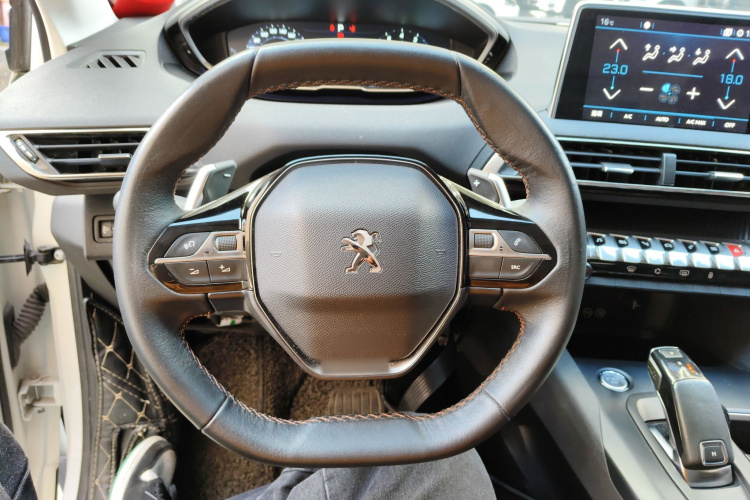 标致5008 2017款 380THP 7座精英版中控内饰13