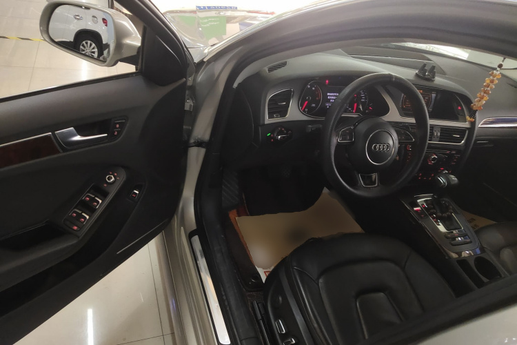 奥迪A4L 2015款 35 TFSI 自动舒适型中控内饰7003