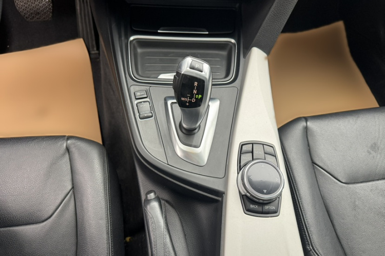 宝马3系GT 2014款 320i 领先型中控内饰7003