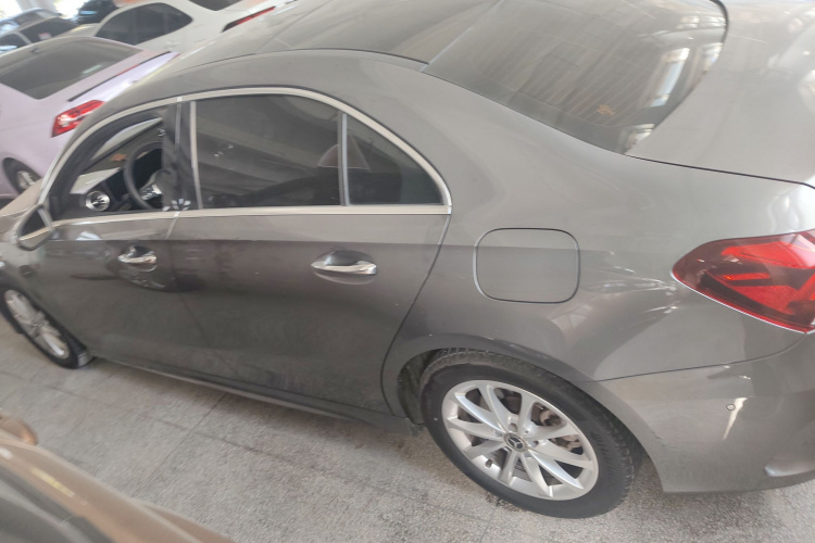 奔驰A级 2020款 改款 A 200 L 运动轿车时尚型车身外观4