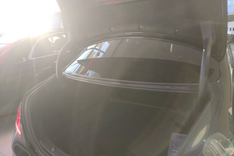 奔驰E级 2017款 E 200 L 4MATIC机舱底盘23