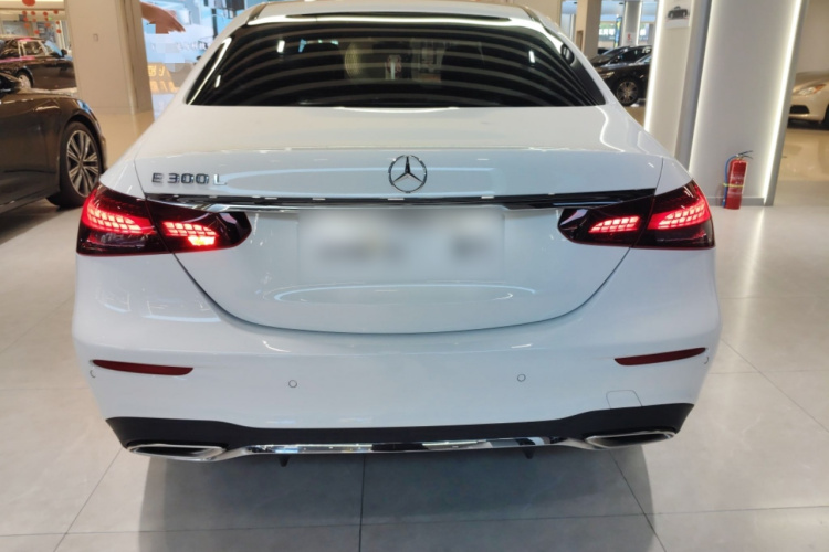奔驰E级 2023款 E 300 L 运动豪华型车身外观6