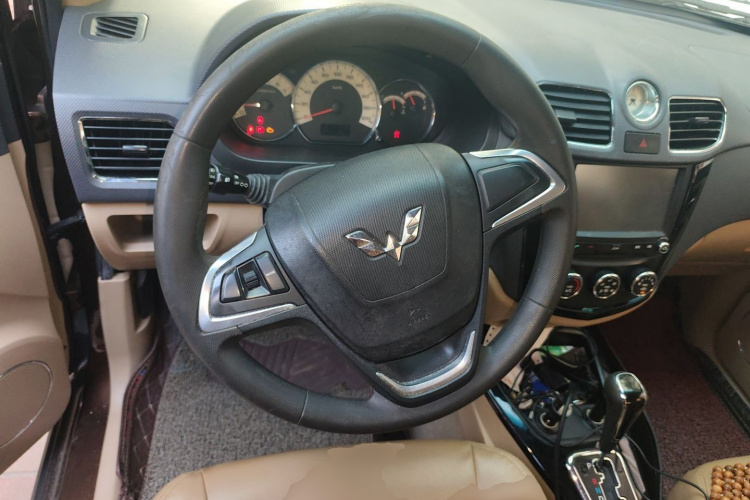 五菱汽车 五菱宏光 2014款 1.5L S自动豪华型中控内饰13