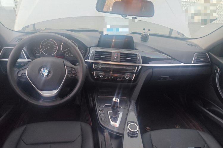 宝马3系 2016款 320i 时尚型中控内饰12