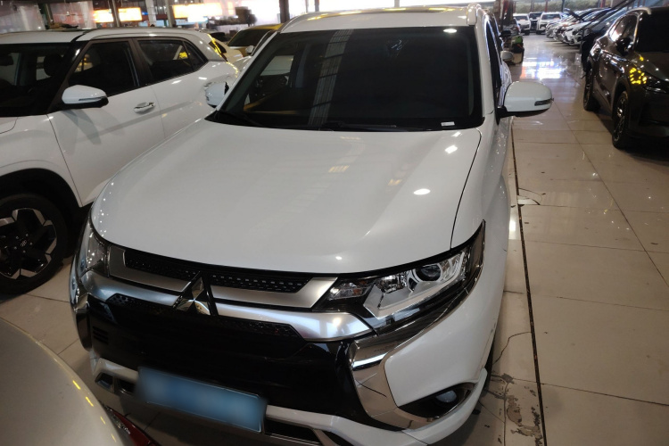 三菱 欧蓝德 2021款 改款 2.0L 两驱畅享版 5座车身外观2