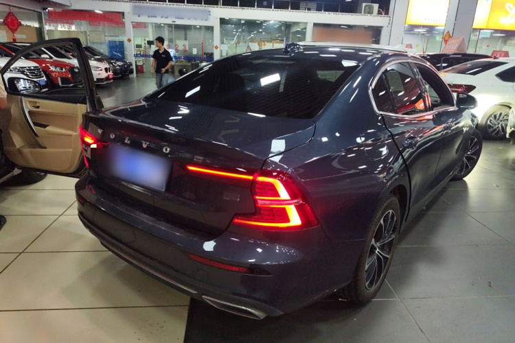沃尔沃S60 2022款 B4 智逸豪华版车身外观6005