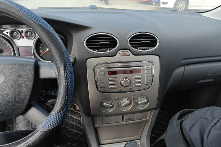 福特 福克斯 2013款 两厢经典 1.8L 手动基本型中控内饰7002