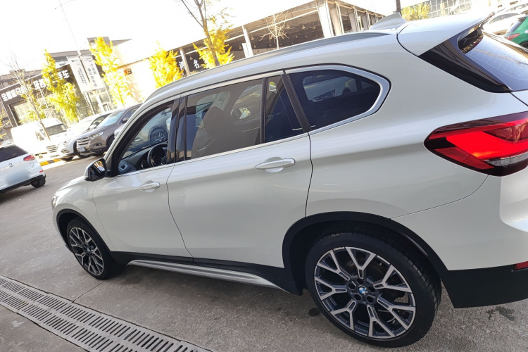 宝马X1 2021款 xDrive25Li 尊享型车身外观4
