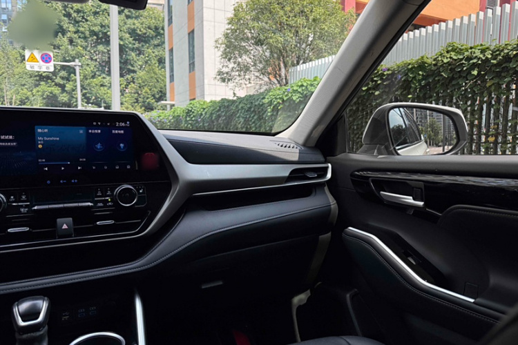 丰田 汉兰达 2022款 双擎 2.5L 四驱尊贵版 7座中控内饰7009