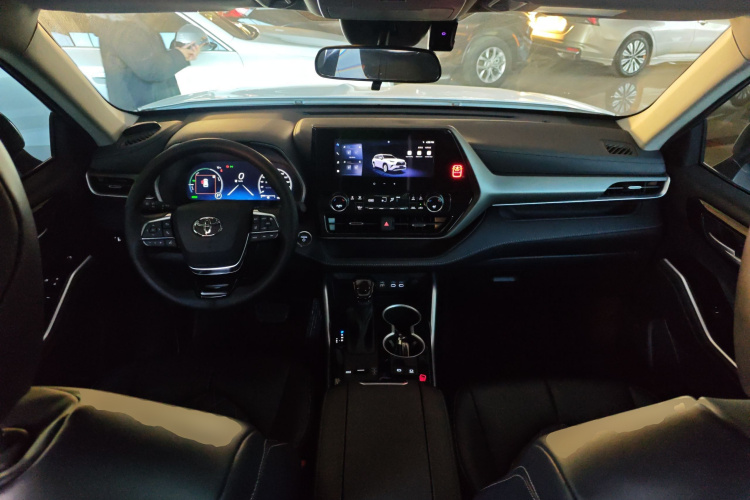 丰田 汉兰达 2024款 2.5L智能电混双擎两驱精英版 5座中控内饰12