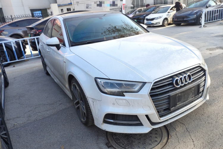 奥迪A3 2018款 30周年年型 Limousine 35 TFSI 运动型车身外观3