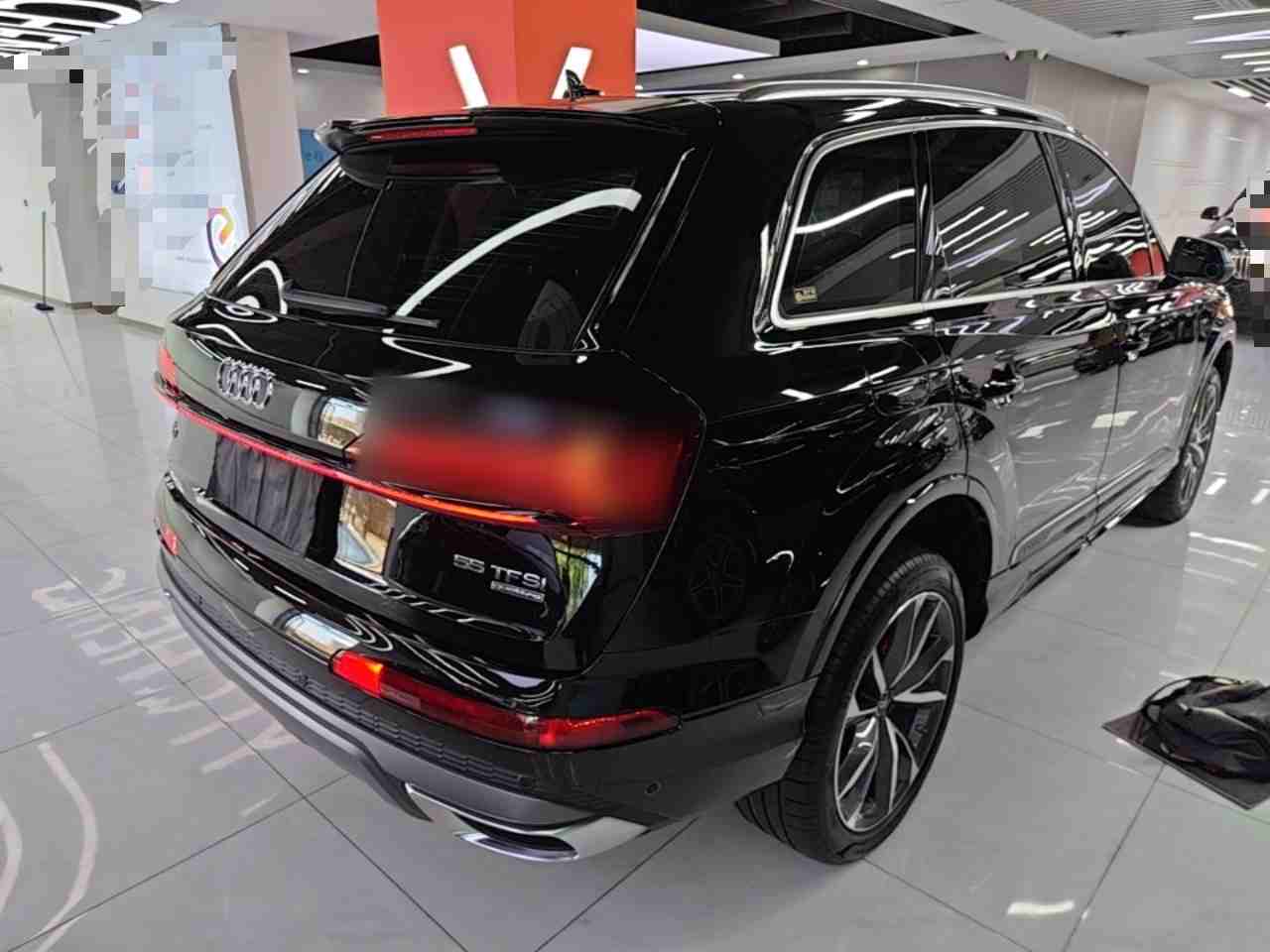 奥迪Q7右后45度外观展示