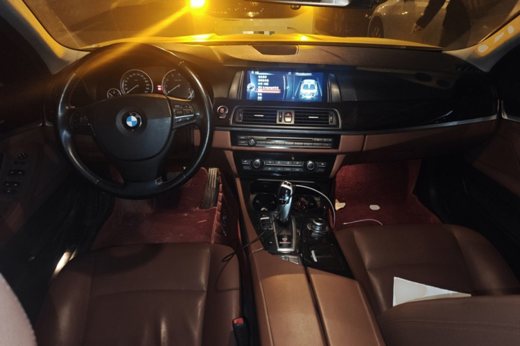 宝马5系 2014款 525Li 领先型中控内饰12