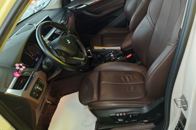 宝马X1 2019款 xDrive20Li 尊享型中控内饰19