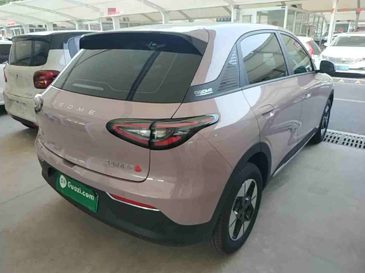 车辆右后45度视角外观