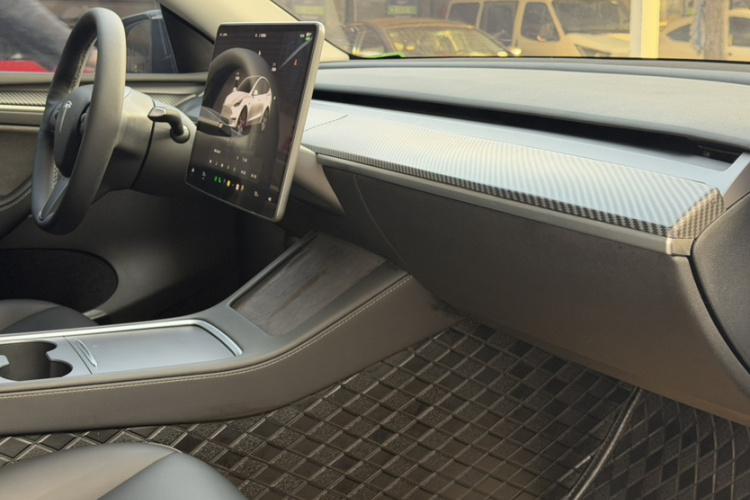 特斯拉 Model Y 2022款 改款 长续航全轮驱动版中控内饰7001