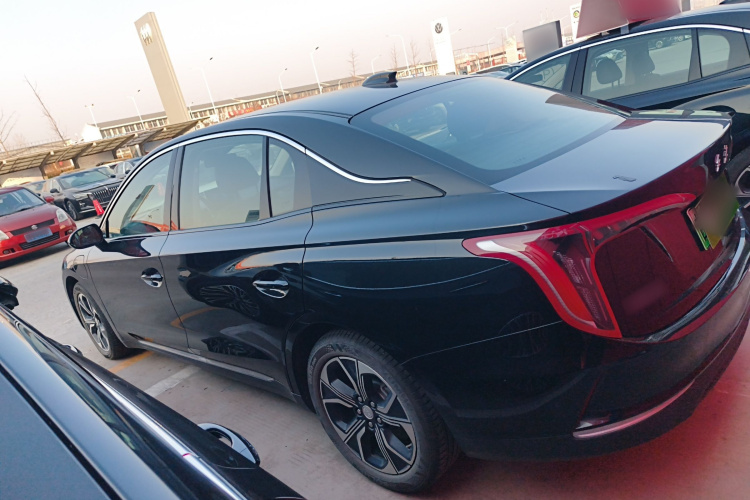 红旗E-QM5 2023款 改款 基础出行版车身外观4