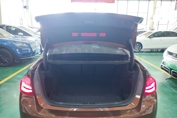 宝马3系 2016款 320Li 豪华设计套装机舱底盘23