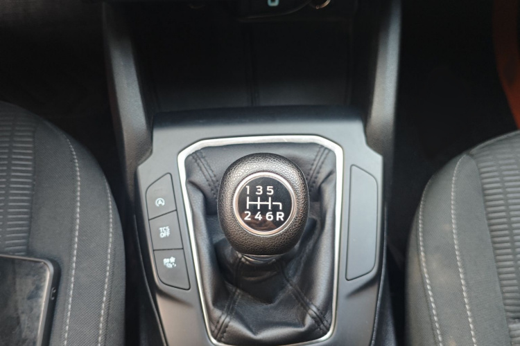 福特 福克斯 2019款 三厢 1.5L 手动锋跃型 国V中控内饰7008