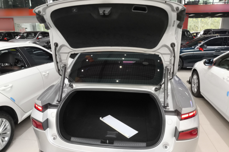 小鹏P7 2023款 P7i 610 Max 性能版机舱底盘23