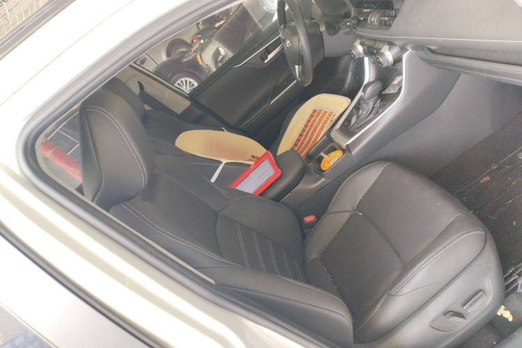 丰田 威兰达 2024款 双擎 2.5L E-CVT两驱豪华PLUS版局部细节41