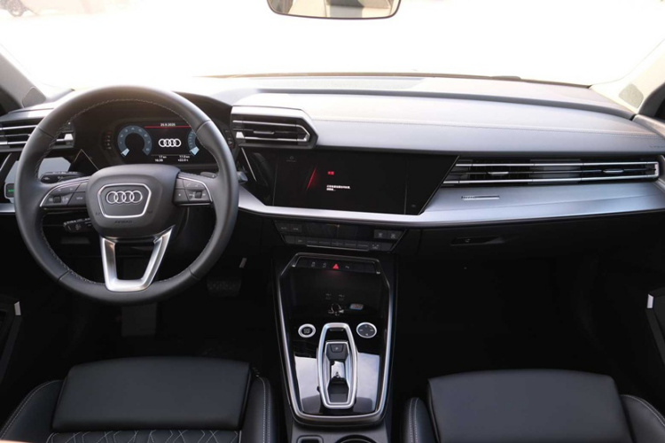 奥迪A3 2025款 A3L Limousine 35TFSI 飞驰尊享型中控内饰7001