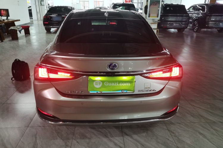 雷克萨斯ES 2020款 300h 卓越版车身外观6