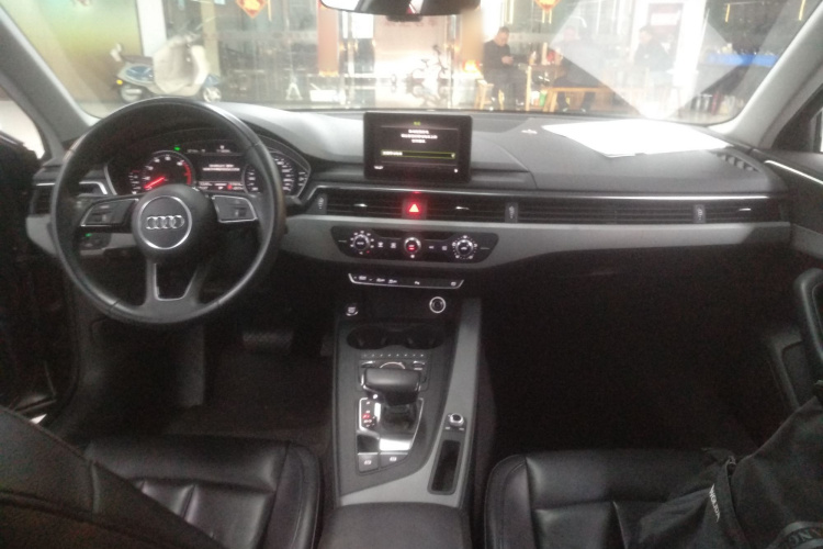 奥迪A4L 2018款 30周年年型 40 TFSI 进取型中控内饰12