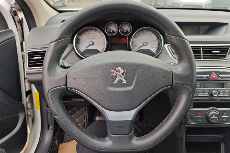 标致308 2014款 乐享版 经典 1.6L 手动优尚型中控内饰13